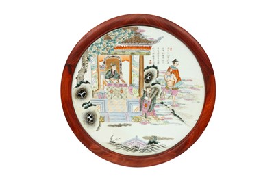 Lot 367 - A CHINESE FAMILLE-ROSE 'QINGPAO JI' CIRCULAR PLAQUE