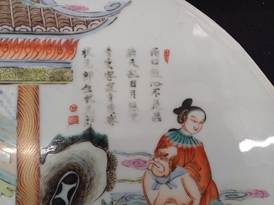 Lot 367 - A CHINESE FAMILLE-ROSE 'QINGPAO JI' CIRCULAR PLAQUE