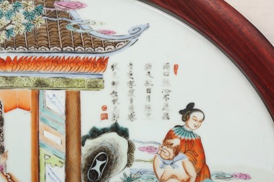 Lot 367 - A CHINESE FAMILLE-ROSE 'QINGPAO JI' CIRCULAR PLAQUE