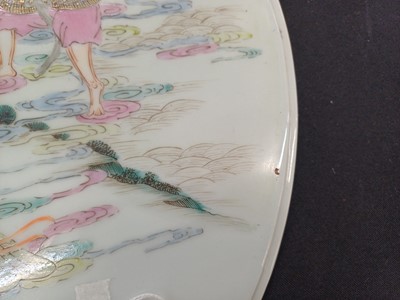 Lot 367 - A CHINESE FAMILLE-ROSE 'QINGPAO JI' CIRCULAR PLAQUE