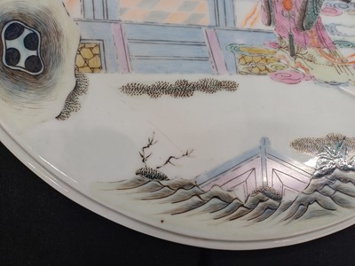 Lot 367 - A CHINESE FAMILLE-ROSE 'QINGPAO JI' CIRCULAR PLAQUE
