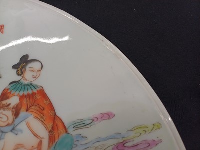 Lot 367 - A CHINESE FAMILLE-ROSE 'QINGPAO JI' CIRCULAR PLAQUE