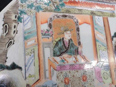 Lot 367 - A CHINESE FAMILLE-ROSE 'QINGPAO JI' CIRCULAR PLAQUE