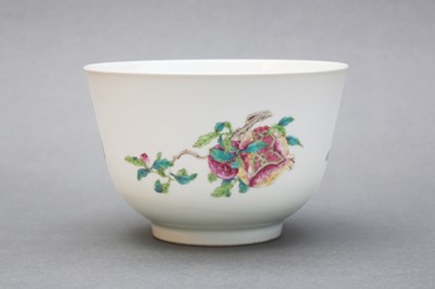 Lot 151 - A CHINESE FAMILLE-ROSE 'SANDUO' BOWL