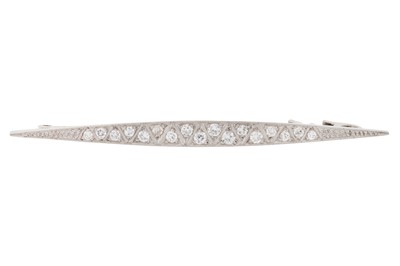 Lot 320 - A DIAMOND BROOCH