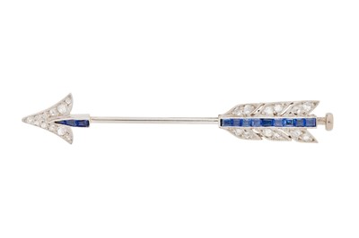 Lot 339 - A SAPPHIRE AND DIAMOND ARROW JABOT PIN