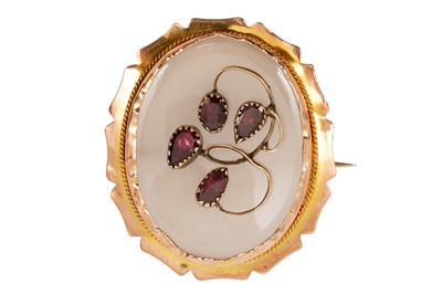 Lot 42 - AN AGATE AND GARNET BROOCH