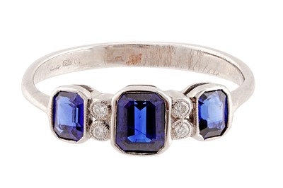 Lot 461 - A SAPPHIRE AND DIAMOND RING