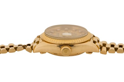 Lot 241 - A LADY'S GOLD ROLEX OYSTER PERPETUAL DATEJUST BRACELET WATCH