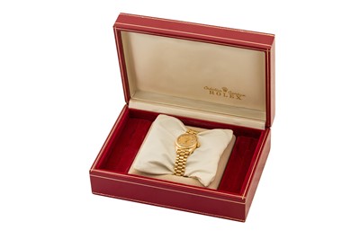 Lot 241 - A LADY'S GOLD ROLEX OYSTER PERPETUAL DATEJUST BRACELET WATCH