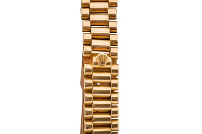 Lot 241 - A LADY'S GOLD ROLEX OYSTER PERPETUAL DATEJUST BRACELET WATCH