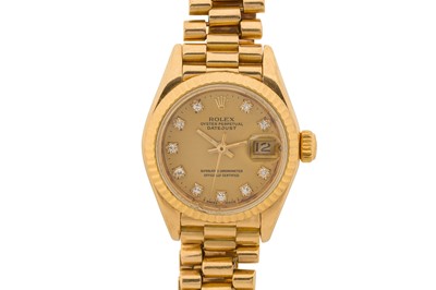 Lot 241 - A LADY'S GOLD ROLEX OYSTER PERPETUAL DATEJUST BRACELET WATCH