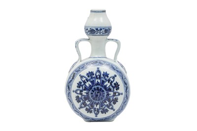 Lot 313 - A CHINESE BLUE AND WHITE FLASK