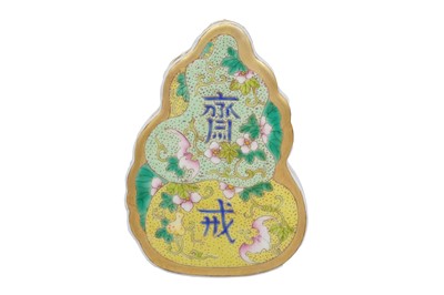 Lot 323 - A CHINESE FAMILLE-ROSE GOURD-SHAPED BOX AND COVER