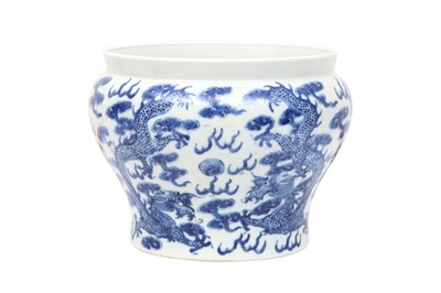 Lot 440 - A CHINESE BLUE AND WHITE 'DRAGONS' JAR