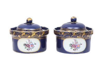 Lot 245 - A PAIR OF CHINESE EXPORT BLUE-GROUND POTS AND COVERS