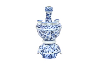 Lot 252 - A CHINESE BLUE AND WHITE TULIP VASE