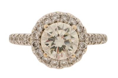 Lot 431 - A DIAMOND CLUSTER RING