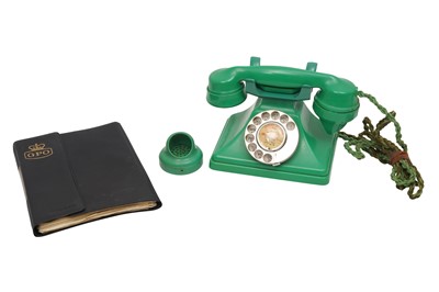 Lot 207 - A GPO ART DECO 200 SERIES JADE GREEN COLOURED BAKELITE DESK TELEPHONE, 1935