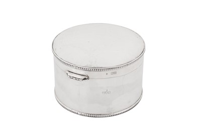 Lot 483 - An Edwardian sterling silver biscuit box, London 1905 by Pairpoint Brothers