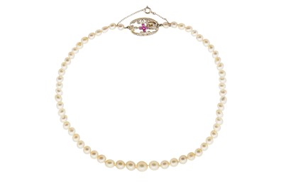 Lot 330 - A SINGLE STRAND PEARL NECKLACE