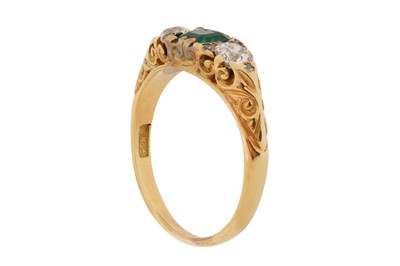 Lot 294 - AN EMERALD AND DIAMOND RING