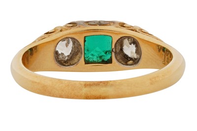 Lot 294 - AN EMERALD AND DIAMOND RING