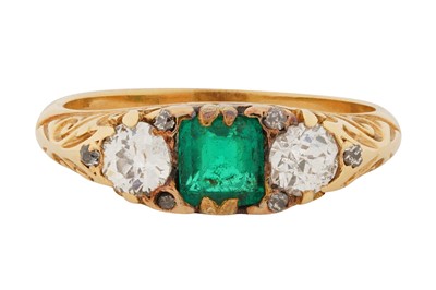 Lot 294 - AN EMERALD AND DIAMOND RING