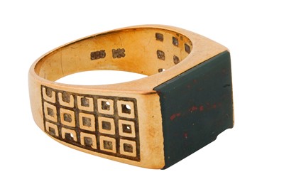 Lot 17 - A BLOODSTONE SIGNET RING
