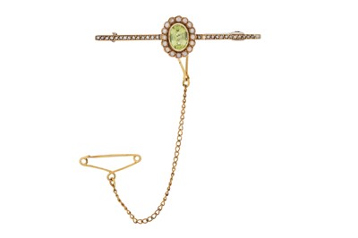 Lot 334 - A PERIODOT AND SEED PEARL BROOCH