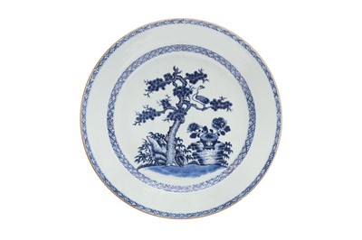 Lot 257 - A CHINESE EXPORT BLUE AND WHITE 'CRANE' DISH