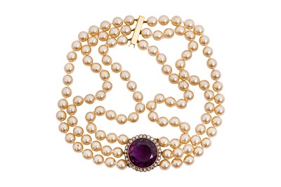 Lot 50 - AN AMETHYST AND DIAMOND PENDANT ON A PEARL IMITATION CHOCKER NECKLACE