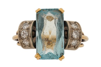 Lot 342 - AN AQUAMARINE AND DIAMOND RING