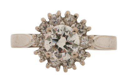 Lot 441 - A DIAMOND CLUSTER RING