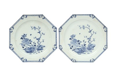 Lot 254 - A PAIR OF CHINESE EXPORT BLUE AND WHITE OCTAGONAL CHARGERS