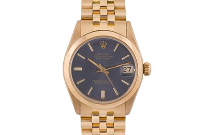 Lot 244 - A LADY'S GOLD MID-SIZED ROLEX OYSTER PERPETUAL DATEJUST BRACELET WATCH