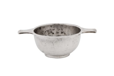 Lot 250 - An early 20th century Chinese export silver quaich bowl, Shanghai circa 1930, marked Bin, retailed by Zee Wo