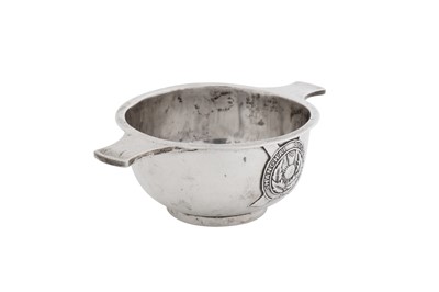 Lot 250 - An early 20th century Chinese export silver quaich bowl, Shanghai circa 1930, marked Bin, retailed by Zee Wo