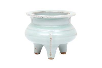 Lot 615 - A CHINESE LONGQUAN CELADON TRIPOD CENSER