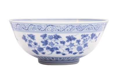 Lot 361 - A CHINESE BLUE AND WHITE 'FLORAL' BOWL