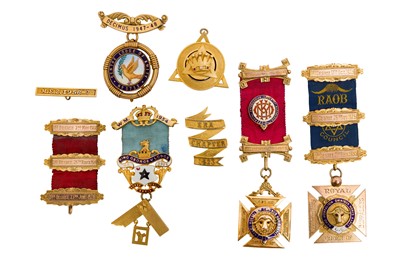 Lot 163 - A GROUP OF PREDOMINANTLY 9ct GOLD ORDER OF THE BUFFALO AND MASONIC JEWELS