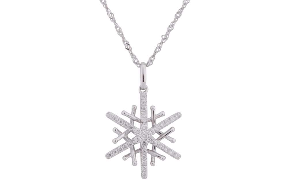 Lot 108 - A DIAMOND SNOWFLAKE PENDANT NECKLACE