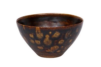 Lot 285 - A CHINESE JIZHOU 'TORTOISESHELL' TEA BOWL