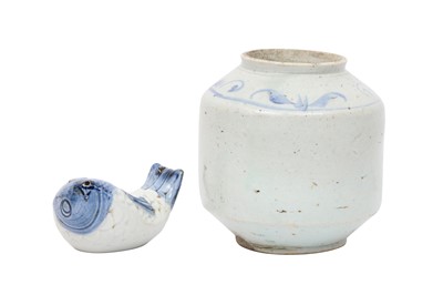 Lot 390 - A KOREAN BLUE AND WHITE JAR AND A WATER DROPPER