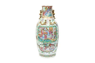 Lot 642 - A LARGE CHINESE CANTON FAMILLE-ROSE VASE