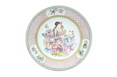 Lot 106 - A CHINESE FAMILLE-ROSE 'LADY AND BOYS' DISH