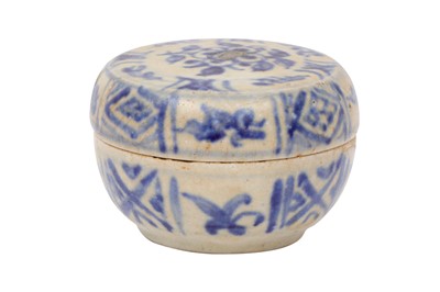 Lot 668 - A CHINESE BLUE AND WHITE 'FLORAL' BOX AND COVER