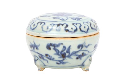 Lot 669 - A CHINESE BLUE AND WHITE 'LOTUS' BOX AND COVER