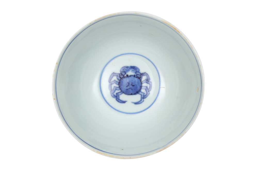 Lot 304 - A CHINESE BLUE AND WHITE 'CRAB' BOWL