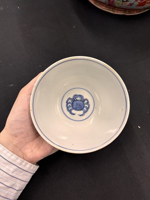 Lot 304 - A CHINESE BLUE AND WHITE 'CRAB' BOWL